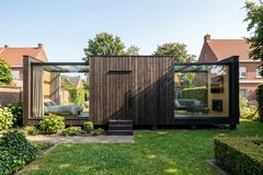 Visualisering: Beethoven modulhus i træ med facade af brændt træ og soveværelse i glas i en forhave