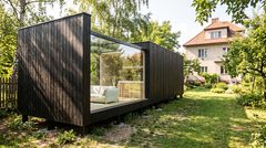 Visualisering: Mozart modulhus i træ i en villahave
