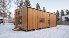 Visualisering: Shakespeare sommerhus i træ som modulhus med sauna – lærketræsfacade om vinteren
